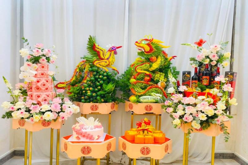 les offrandes sont données pour la mariée dans le mariage au vietnam