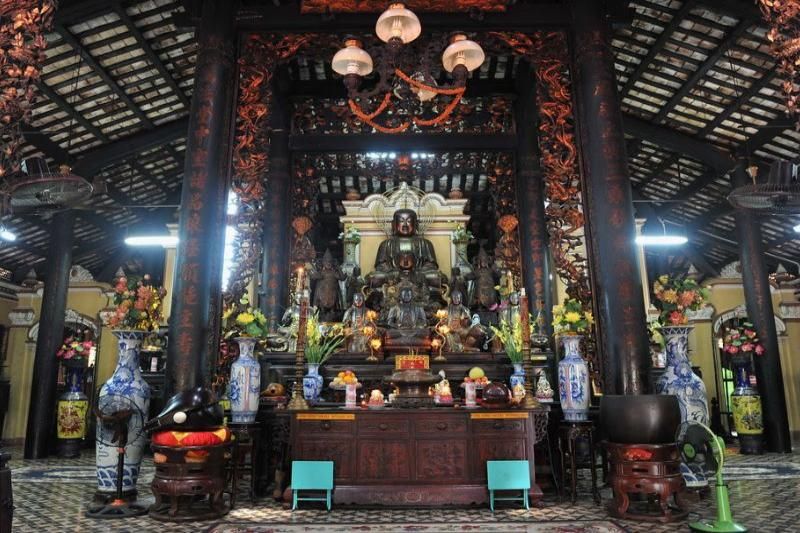 les statues d'amitabha, de shakyamuni et de maitreya sont vénérées dans la salle de cérémonie (1)