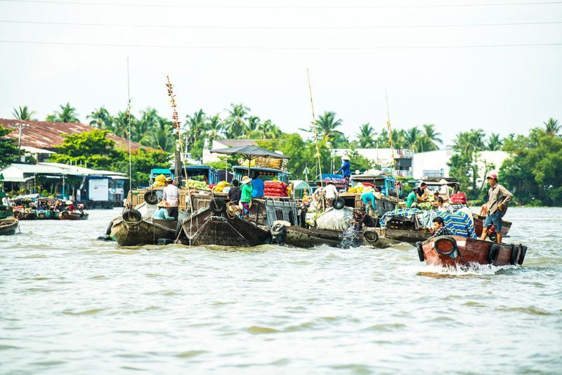 Fuente: Wikipedia, Mercado flotante de Cai Be en Vietnam, es una mercados flotantes Vietnam