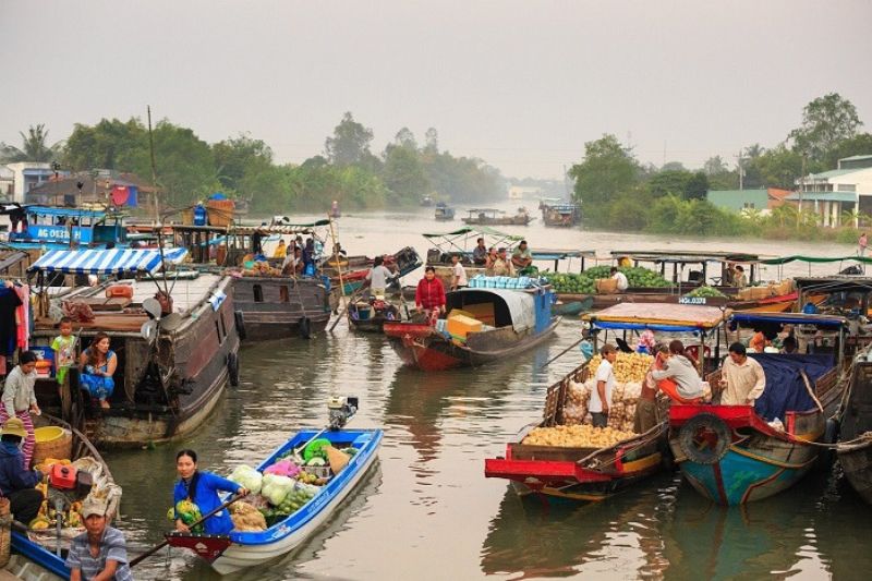 marché flottant au Vietnam Long Xuyen
