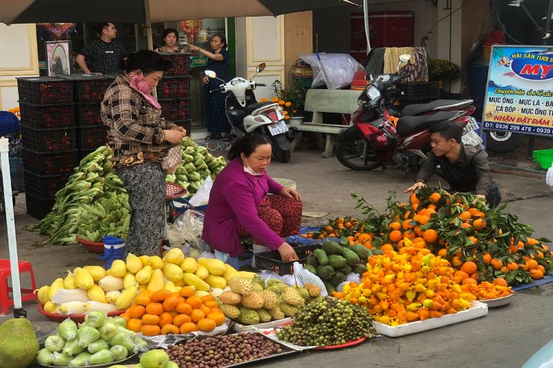 un pequeño rincón del mercado en el delta del mekong