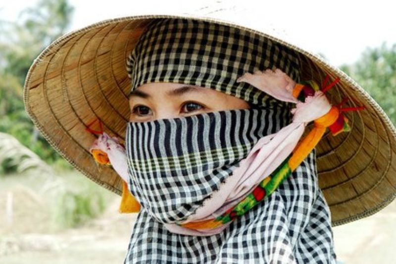 Una mujer con foulard Vietnam en el delta del Mekong. Fuente: baoangiang