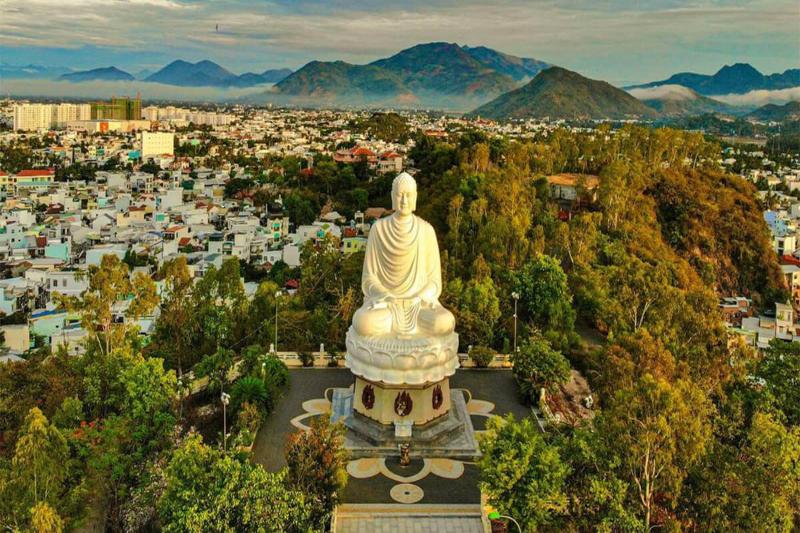 visiter la pagode long son et le bouddha blanc (1)