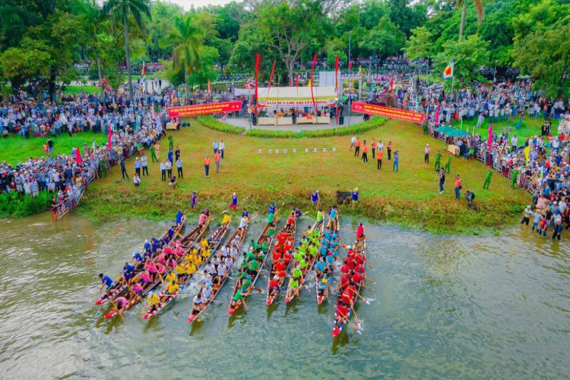 Voyage à Hue - L'ambiance dynamique des courses traditionnelles de bateaux 