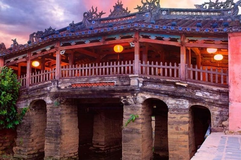 las mejores cosas para hacer en Hoi An con el puente japonés El puente japonés (fuente: vi.alongwalker.co)