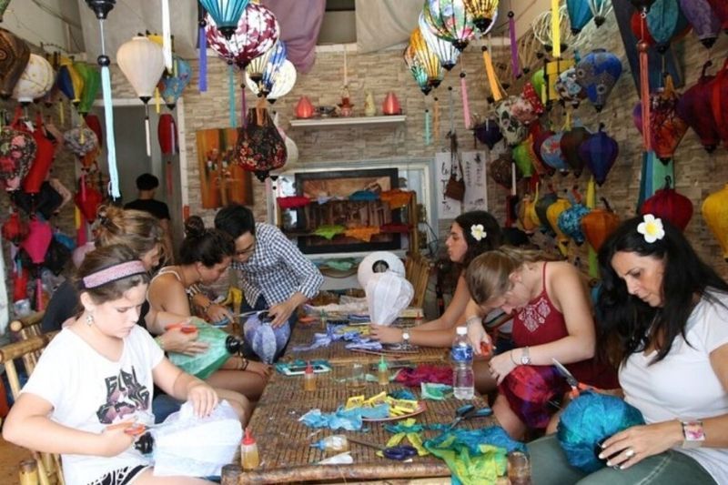 Fabricación de faroles en el taller de creación de faroles de Hoi an (fuente: GetyourGuide)(¿Qué hacer en Hoi An? )