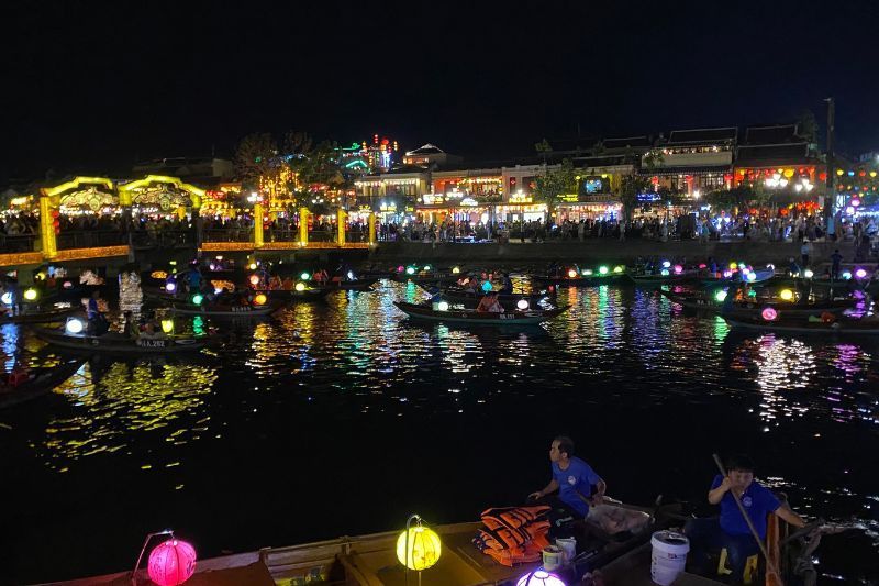 El casco antiguo de Hoi An en mitad de la noche (fuente: AucoeurVietnam)(¿Qué hacer en Hoi An? )