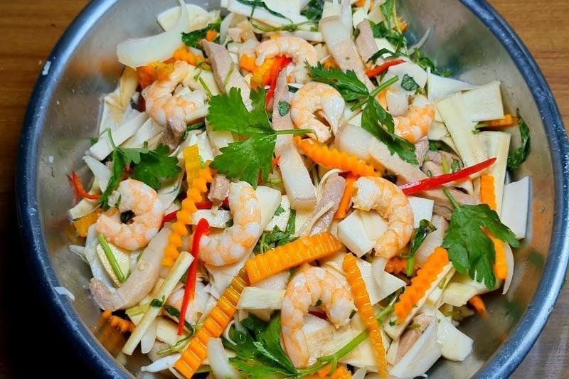 Ensalada de coco: plato muy popular en Ben Tre (fuente: youtube)