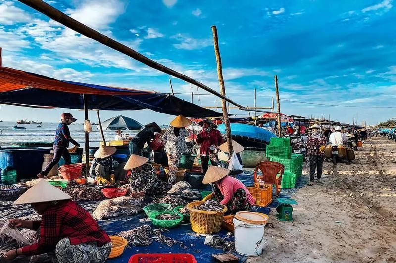 El dinámico panorama del mercado local en Mui Ne playa (Fuente: Traveloka)