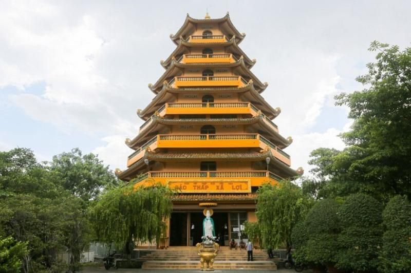 La estupa de 32 m de altura recibió recientemente el nombre de Torre de Reliquias de la Pagoda de Giac Lam.