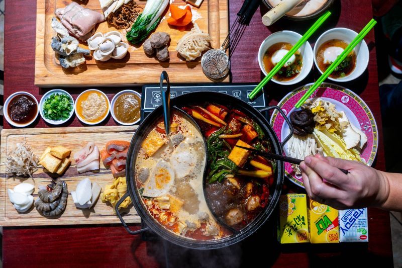 2 fondues vietnamiennes dans une casserole
