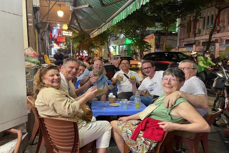 Beba Bia Hoi en Hanoi (Guía Steven Giang)