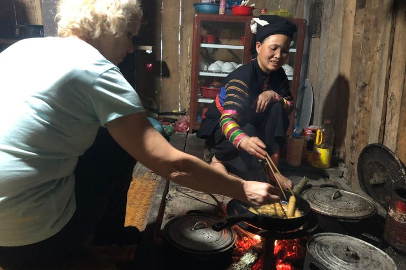 En casa de los lolos negros de Vietnam. Fuente: nuestro guía de habla espanol
