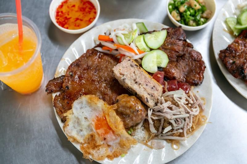 cơm tấm (le riz brisé) - un plat vietnamien très populaire
