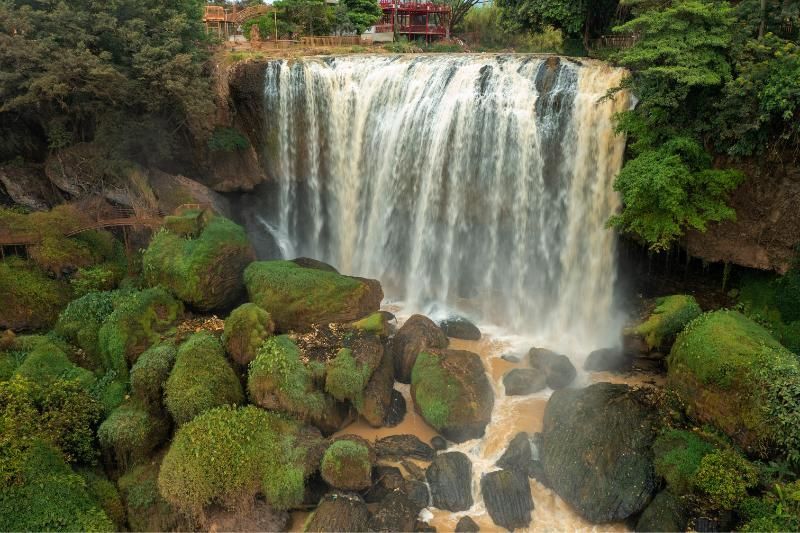 Cascadas del sur de Vietnam - Cascada del Elefante (fuente: canva.com)(Cascadas en Vietnam)