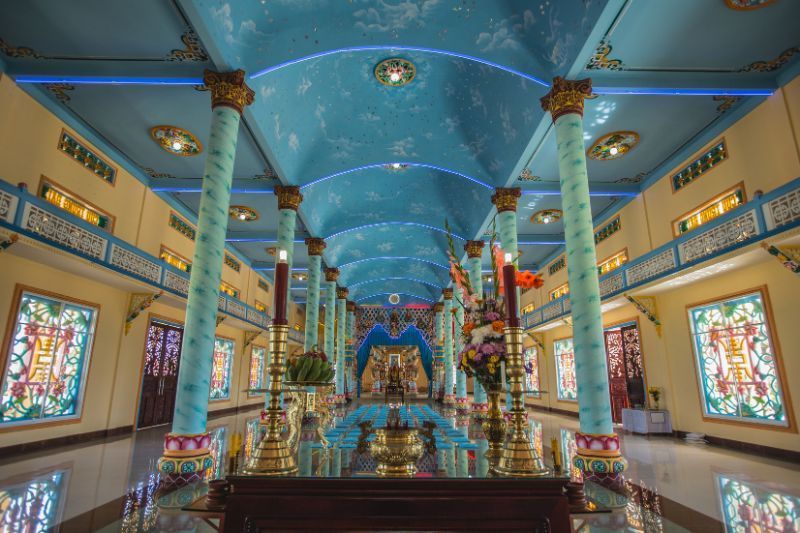 Interior del templo caodaísta - religión de Vietnam