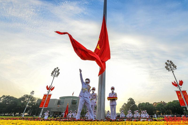 la cérémonie de lever et de baisser du drapeau à hanoi