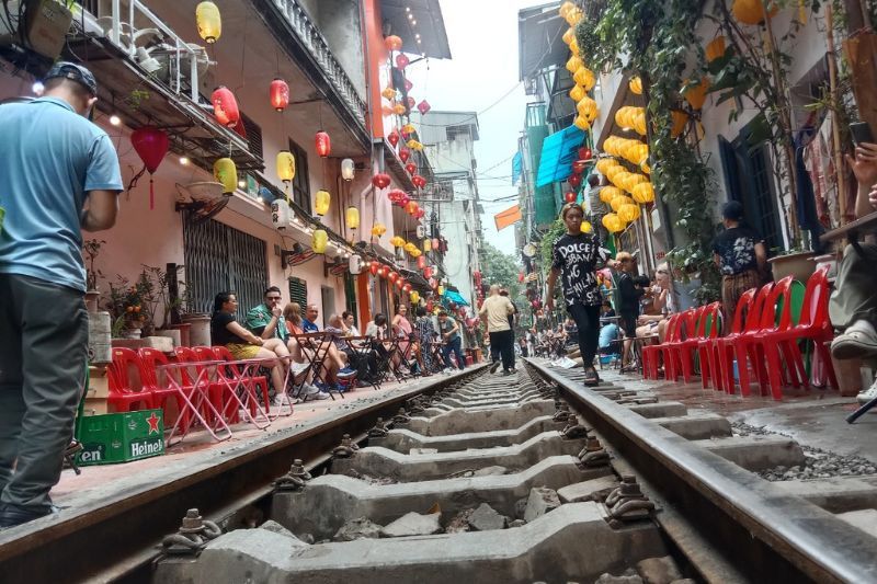 La calle del tren en Hanoi. Fuente de la foto: guía de habla francesa Vo Xuan Van.(Capital de Vietnam)