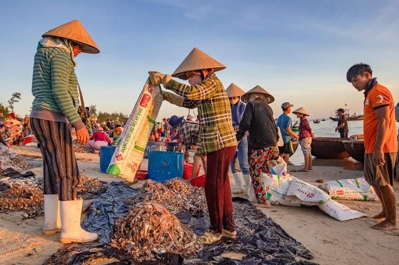 El mercado de pesca todas las mañanas en pueblos pesqueros(fuente: Traveloka)