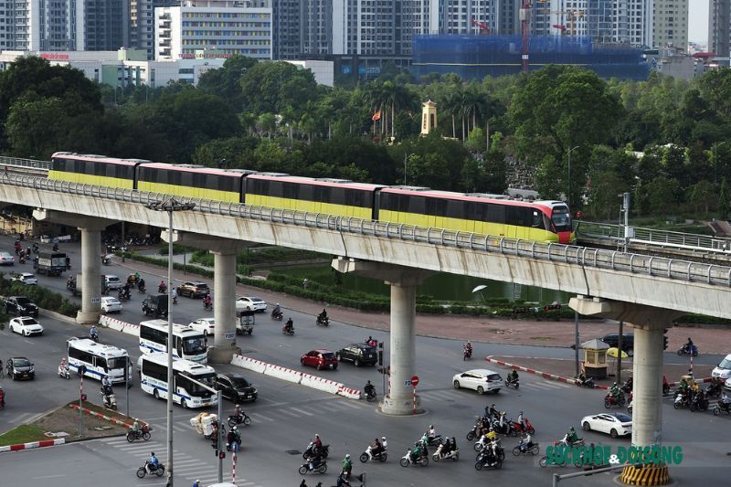 le premier métro aérien du vietnam à hanoi - la capitale du vietnam