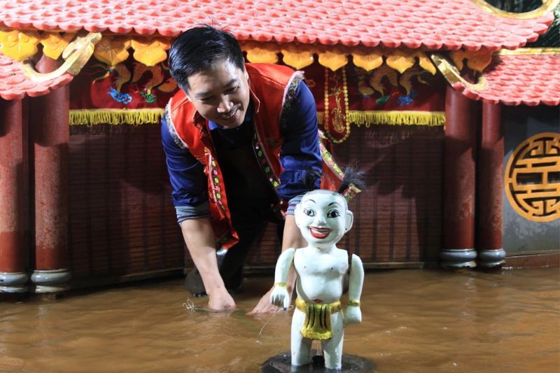 les artistes des marionnettes sur l'eau