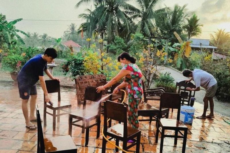 les vietnamiens nettoyent leur maison pour le tet doan ngo
