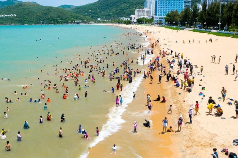 les vietnamiens vont à la plage pendant le têt doan ngo
