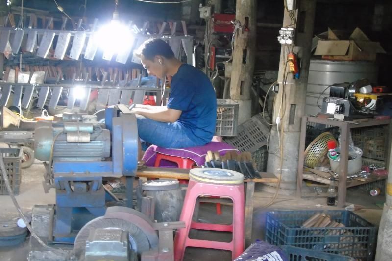 el hombre está forjando y afilando un cuchillo (Fuente: Hieu Tuyen)