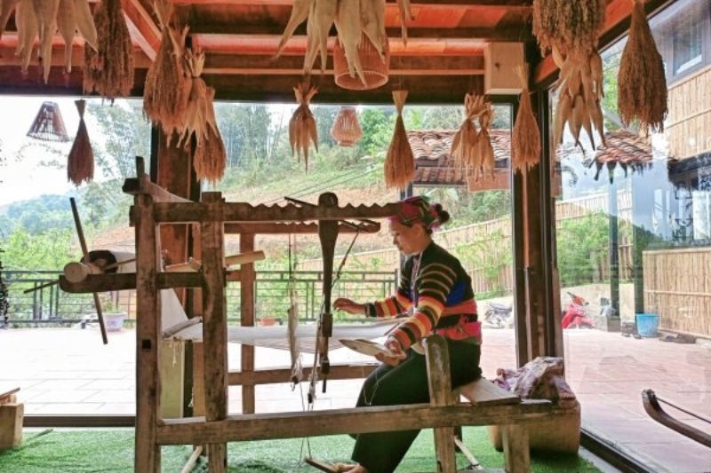 ChatGPT đã nói:Oficio tradicional de los Lolos negros. Fuente: baocaobang