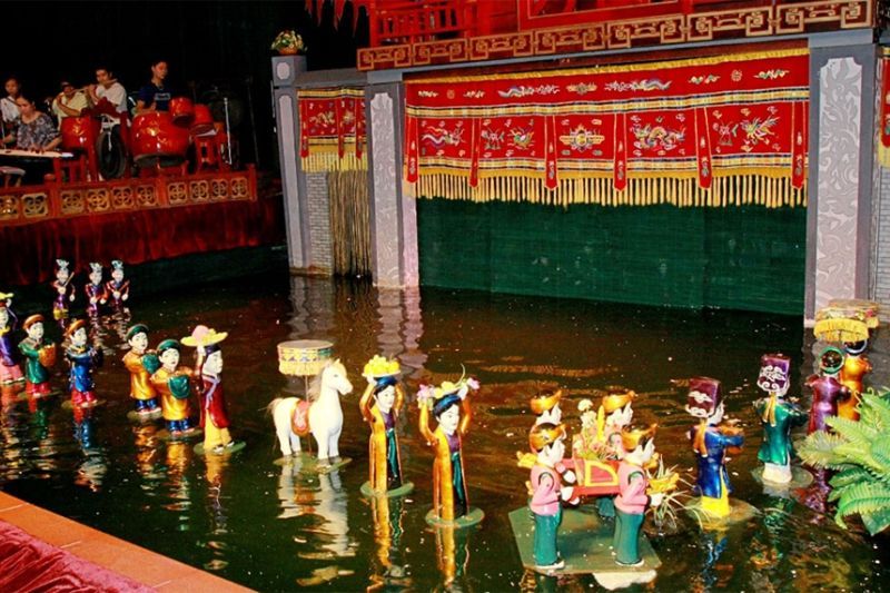 spectacle des marionnettes sur l'eau dans le village nhan muc