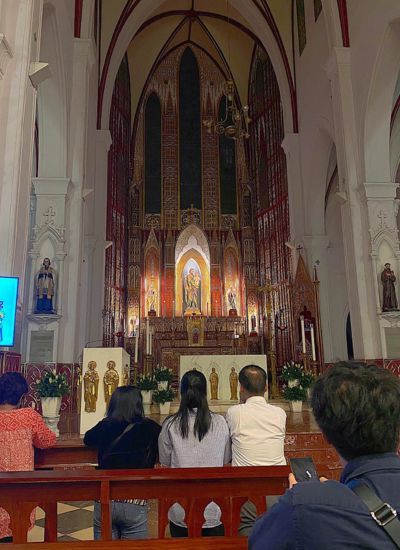 À l’intérieur de la cathédrale saint-joseph de hanoï (photo prise par quôc dat)