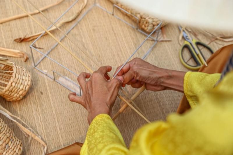 avec leurs mains habiles, les artisans spécialisés dans le tissage de jacinthes d'eau créent des produits artisanaux à la fois raffinés et précieux