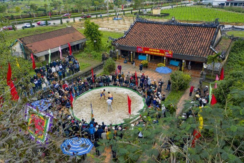 La fête au village de estampe de Sinh (source: baochinhphu) 