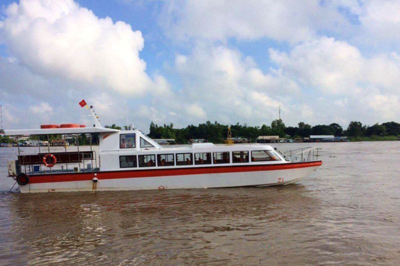 bateau rapide pour traverser la frontière cambodge vietnam