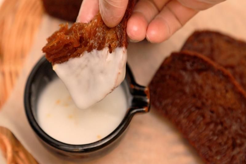 gâteau vietnamien aux nids d'abeilles avec du sucre de palme avec du lait de coco concentré (1)