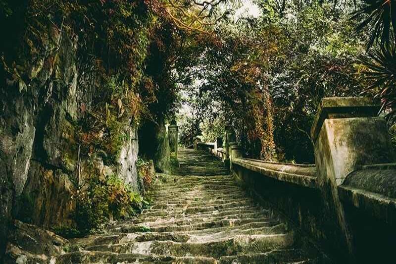 la entrada para ir a la montaña de mármol en da nang