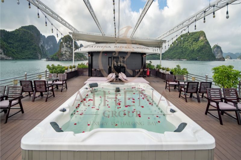 la piscine sur le pont supérieur du bateau de croisière athena-compressed. Source : athenacruise