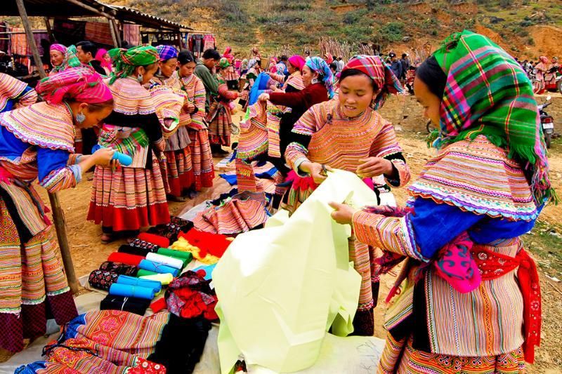 Mujeres con vestimenta tradicional (fuente: kinh te do thi)