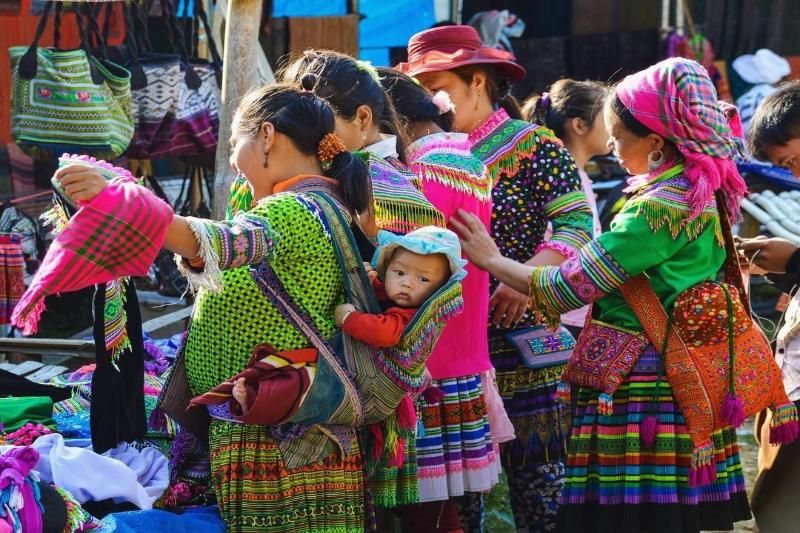 Mujeres con trajes tradicionales en la región montañosa del norte de Vietnam (1)