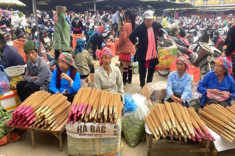 Mercado semanal de san thang por la mañana (Fuente: Bao dan toc)