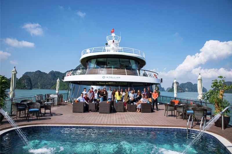 Piscine extérieure sur le bateau Stellar of the Seas. Source : stellaroftheseas