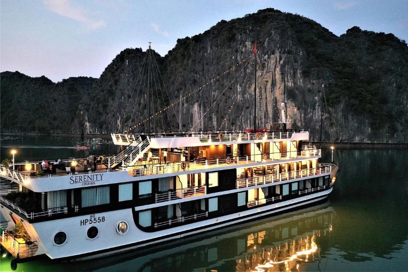 Serenidad de lujo en la bahía de Lan Ha. Fuente: cruceros de serenidad de Halong