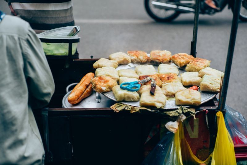 Puesto callejero - Fuente: Canva. Es uno de los riesgos en Vietnam.