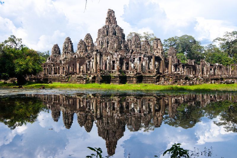 tuk-tuk en Camboya - Templo de Angkor Wat - Fuente: Canva