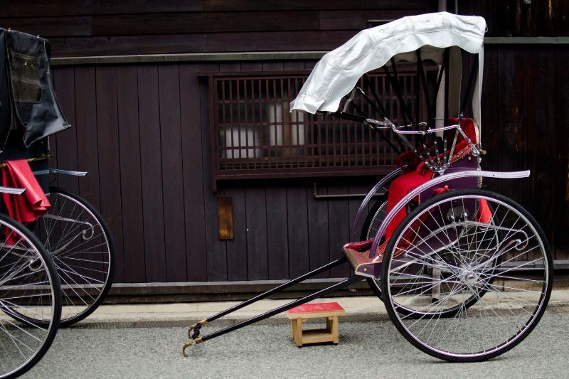 Un rickshaw, antepasado del tuk-tuk - Fuente: Canva