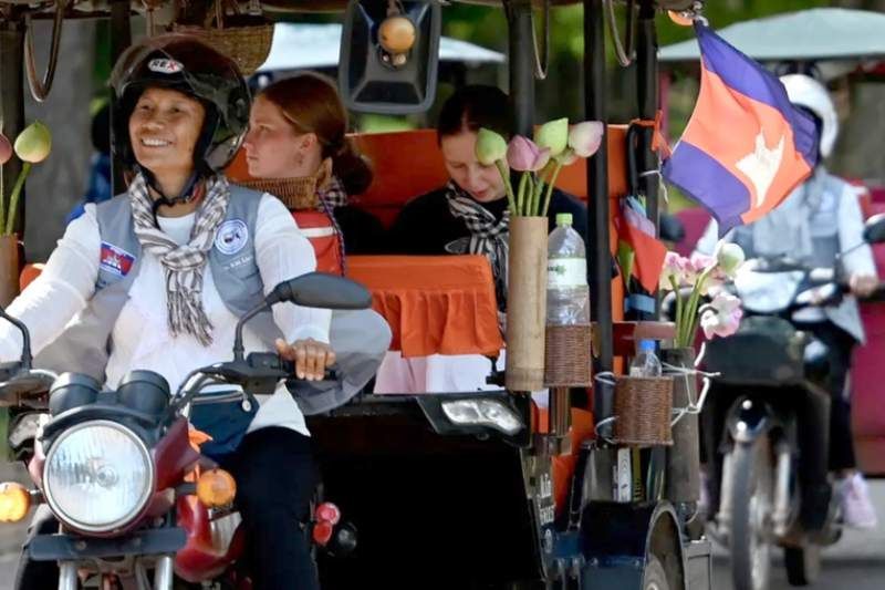 Mujeres conductoras en Camboya. Fuente: Báo giao tanga