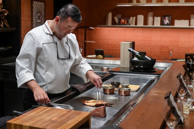 El chef prepara meticulosamente los platos para los clientes. Restaurantes en hanoi (Fuente: Vinwonders)