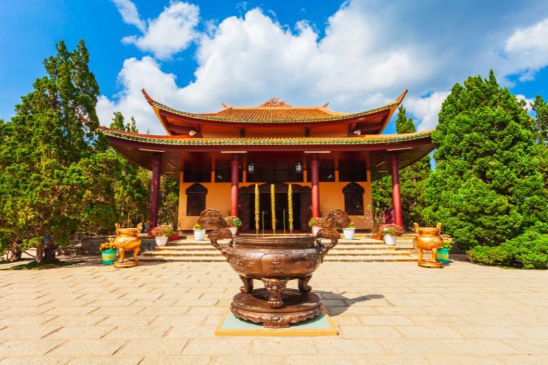 pagode de truc lam - une des plus belle pagodes du Vietnam