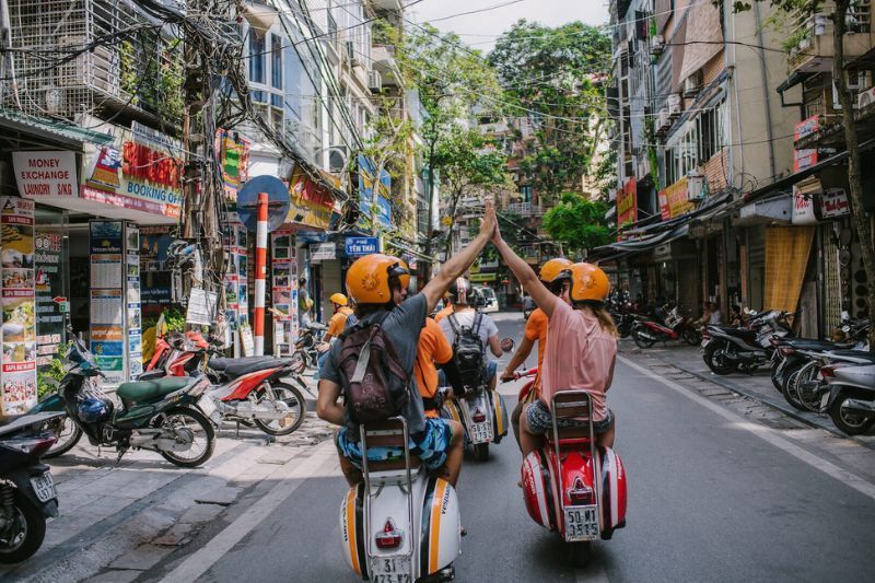 paseo en vespa en hanoi. Fuente: Vespa Aventuras