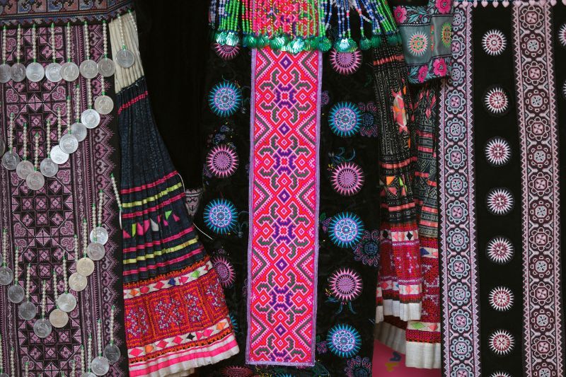 Vestidos de la etnia Hmong - Fuente: Canva